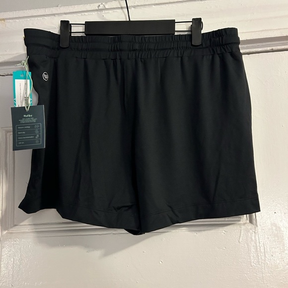 Wander Black Athletic Shorts with Adjustable Fit - Picture 2 of 4